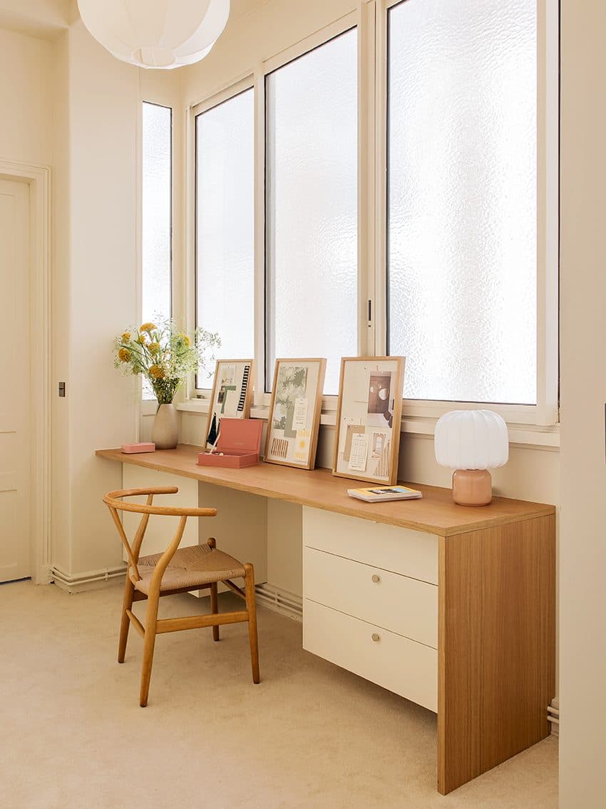 Bureau sur-mesure en chêne devant les fenêtres d'une chambre