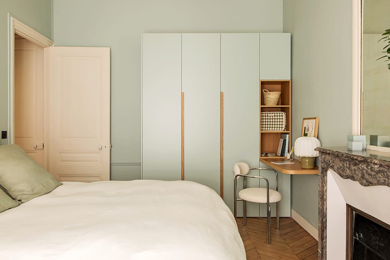 Chambre avec dressing sauge toute hauteur et bureau intégré