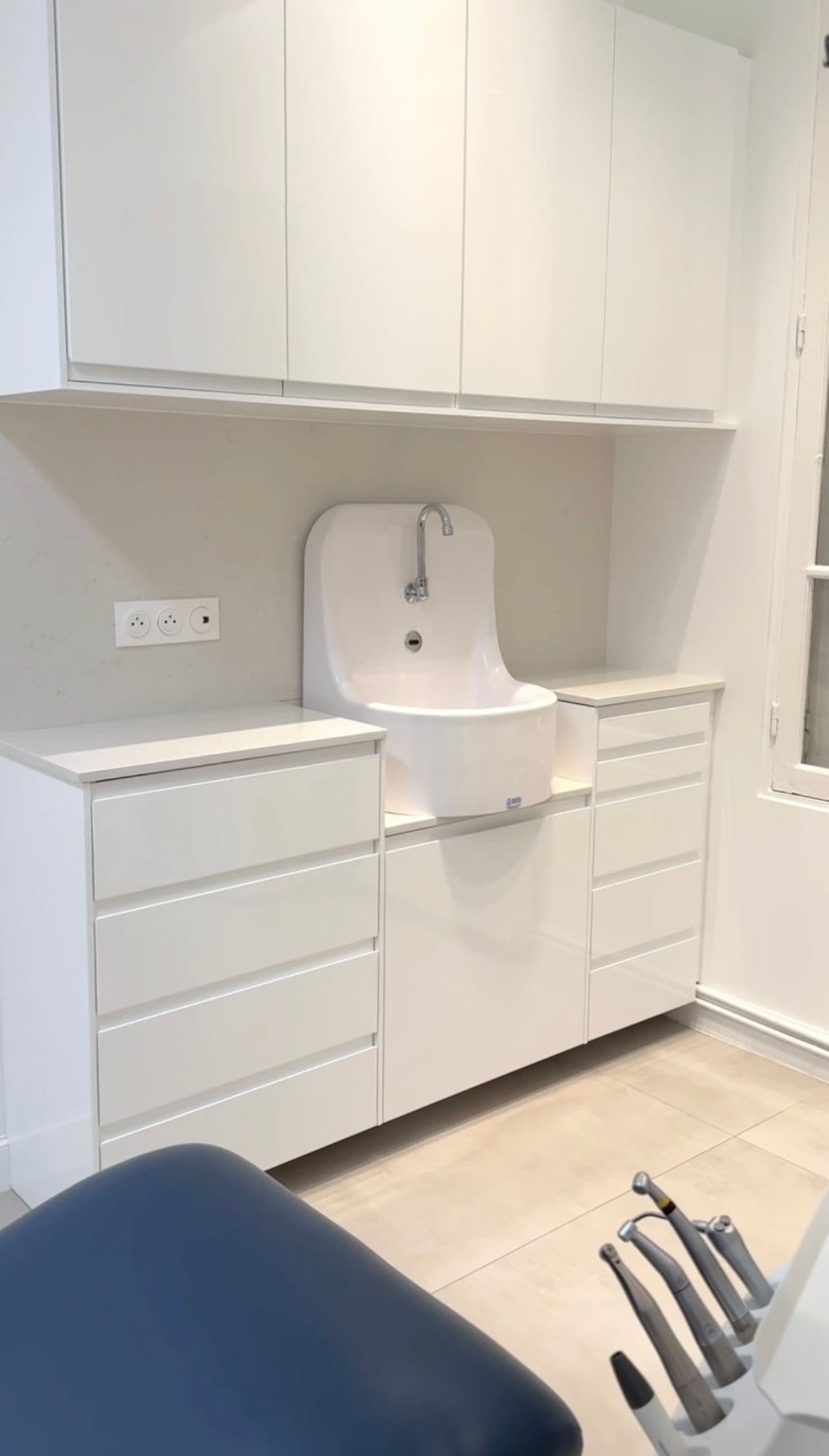 Vasque de soins encastrée dans une colonne blanche