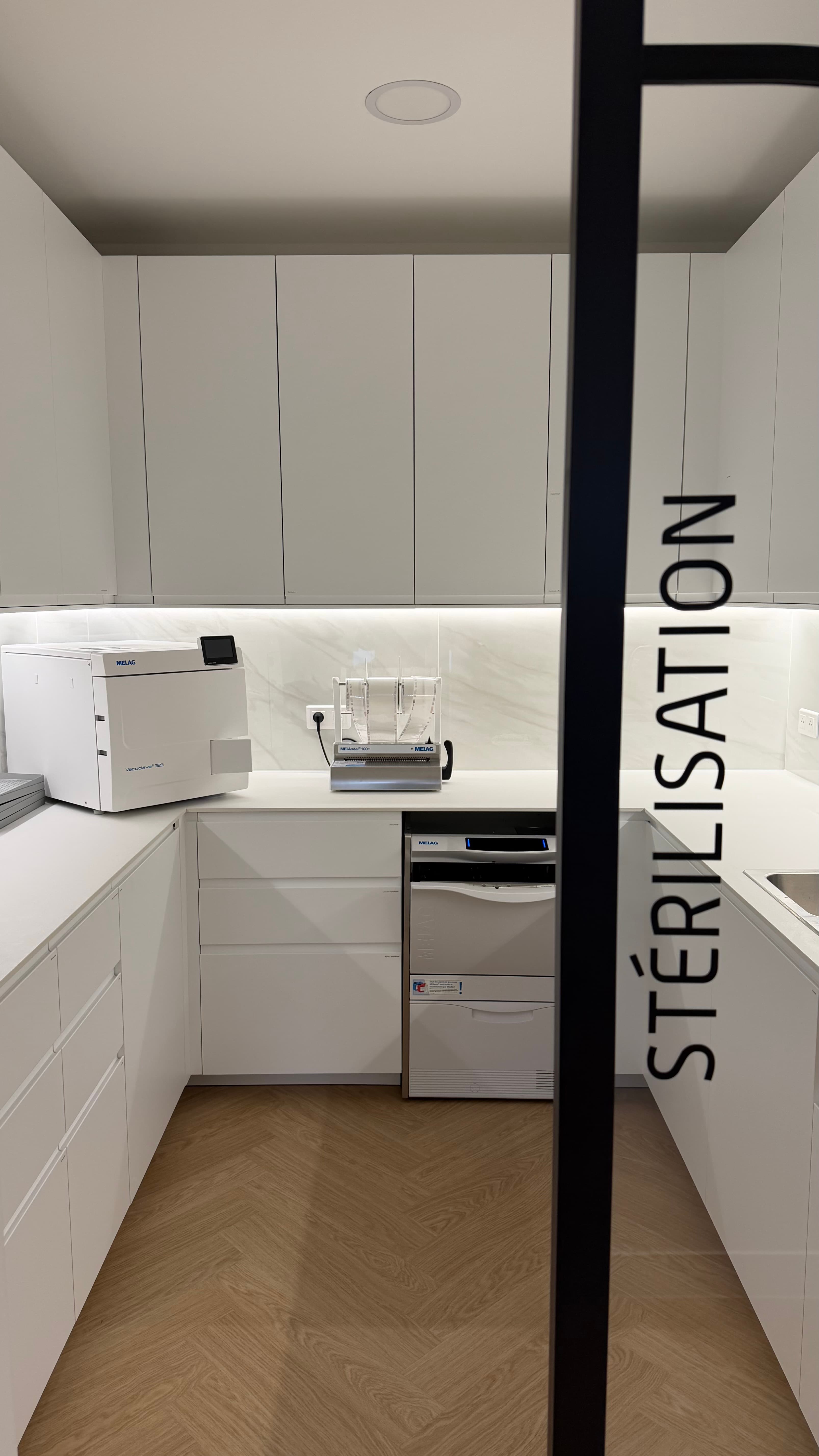 Salle de stérilisation blanche, autoclave et thermosoudeuse