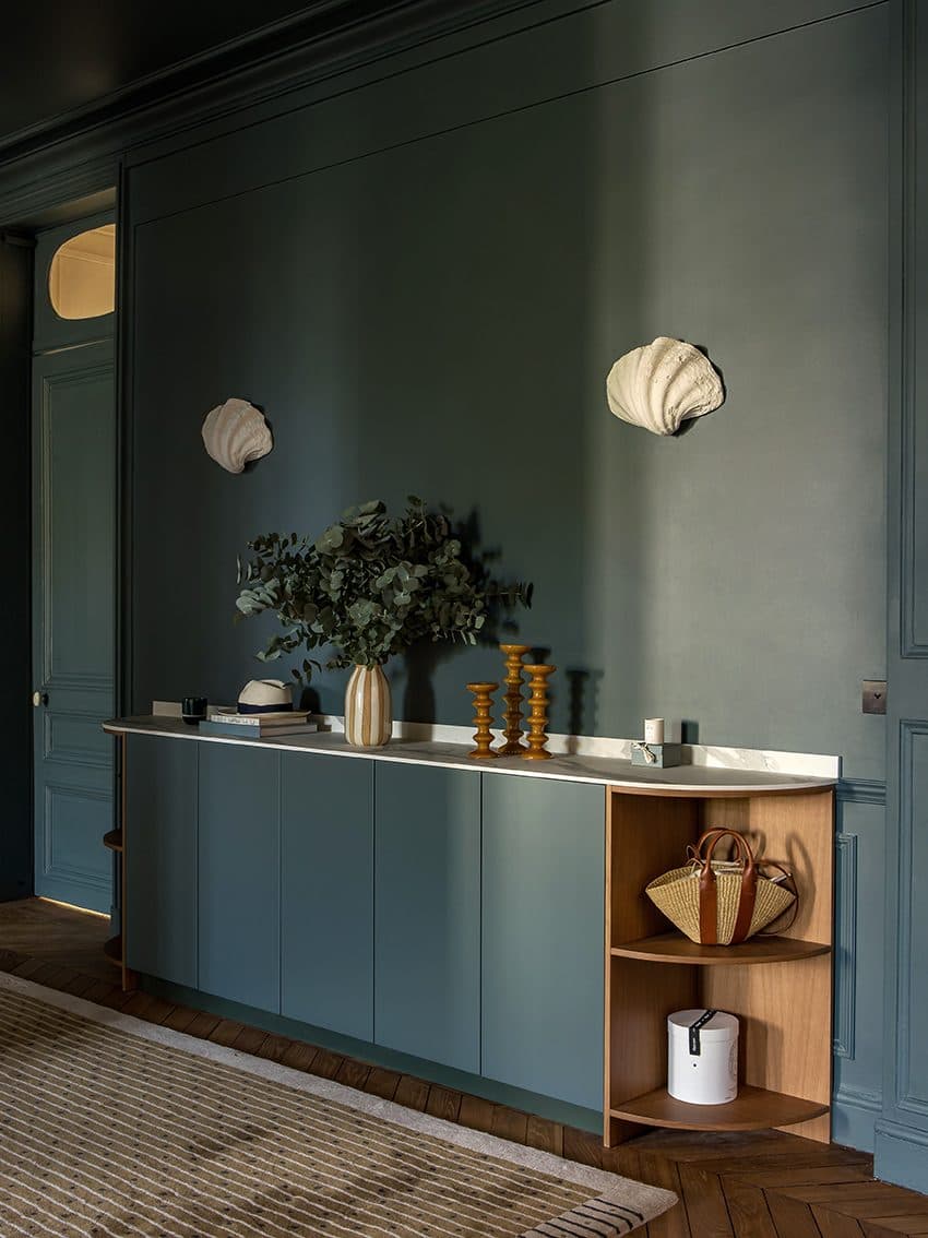 Entrée vert sarcelle, buffet sur-mesure et appliques coquillage
