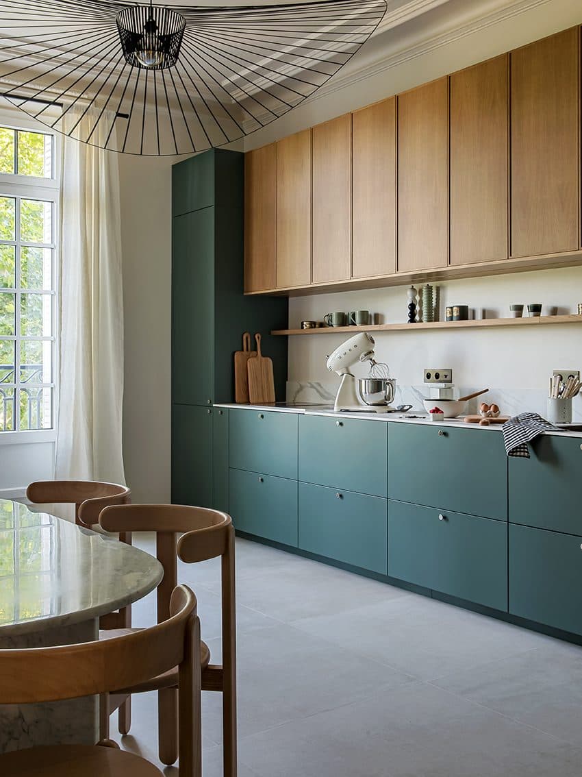 Cuisine vert profond, meubles hauts chêne et plan marbre
