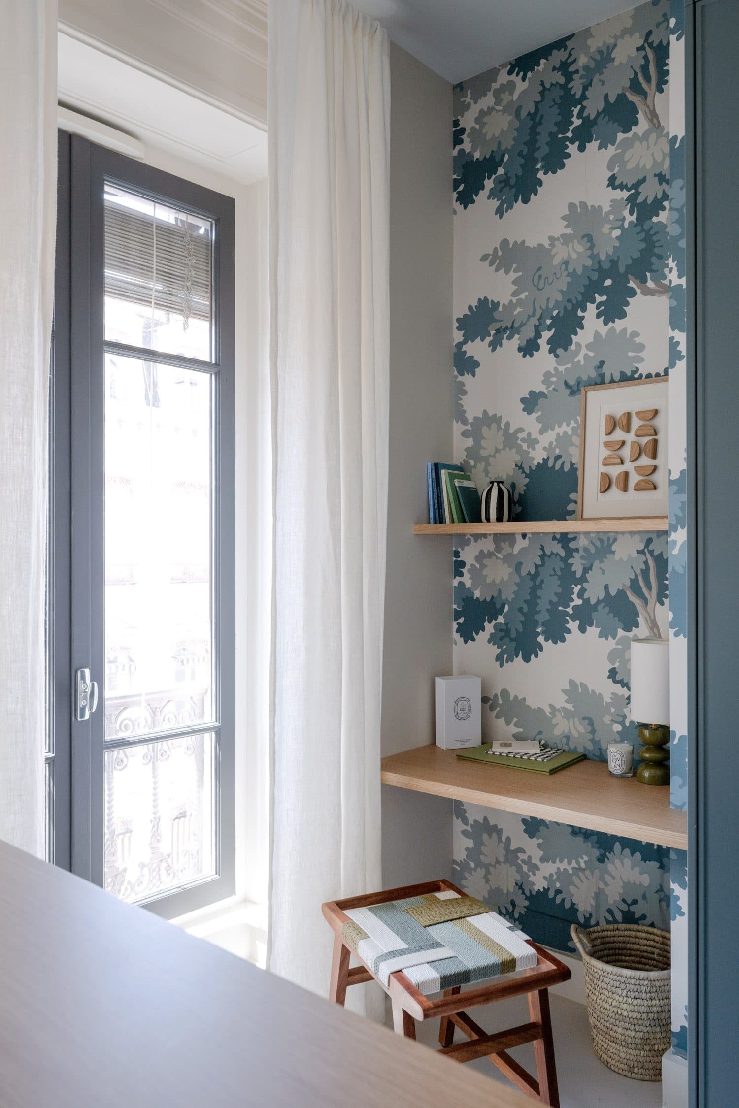 Coin bureau en niche au papier peint feuillage bleu