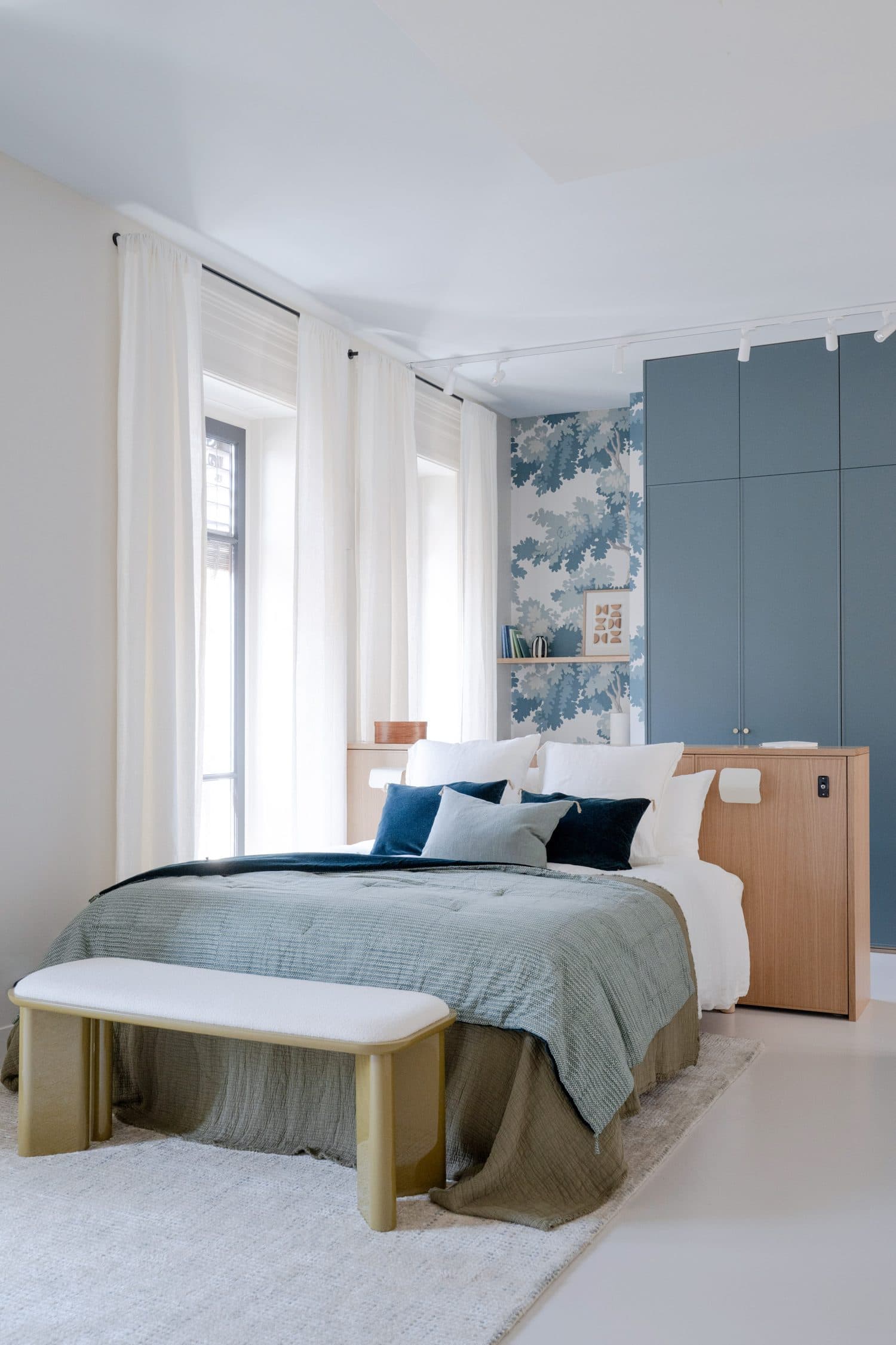 Chambre bleue, dressing bleu et papier peint feuillage