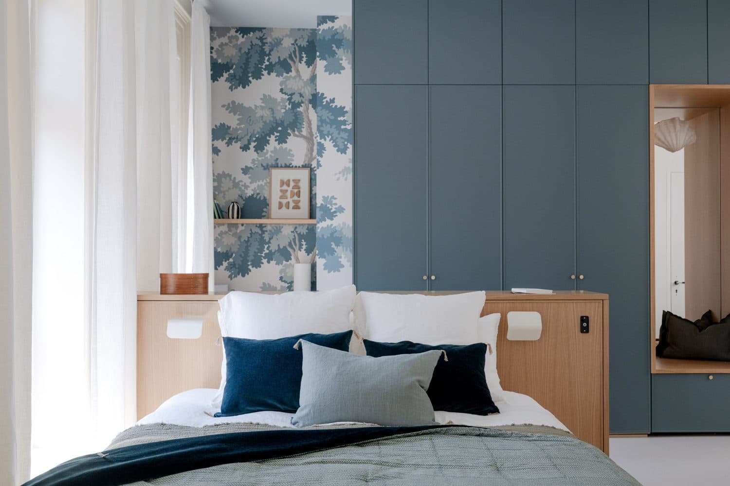 Chambre bleue, mur de dressing bleu et tête de lit chêne