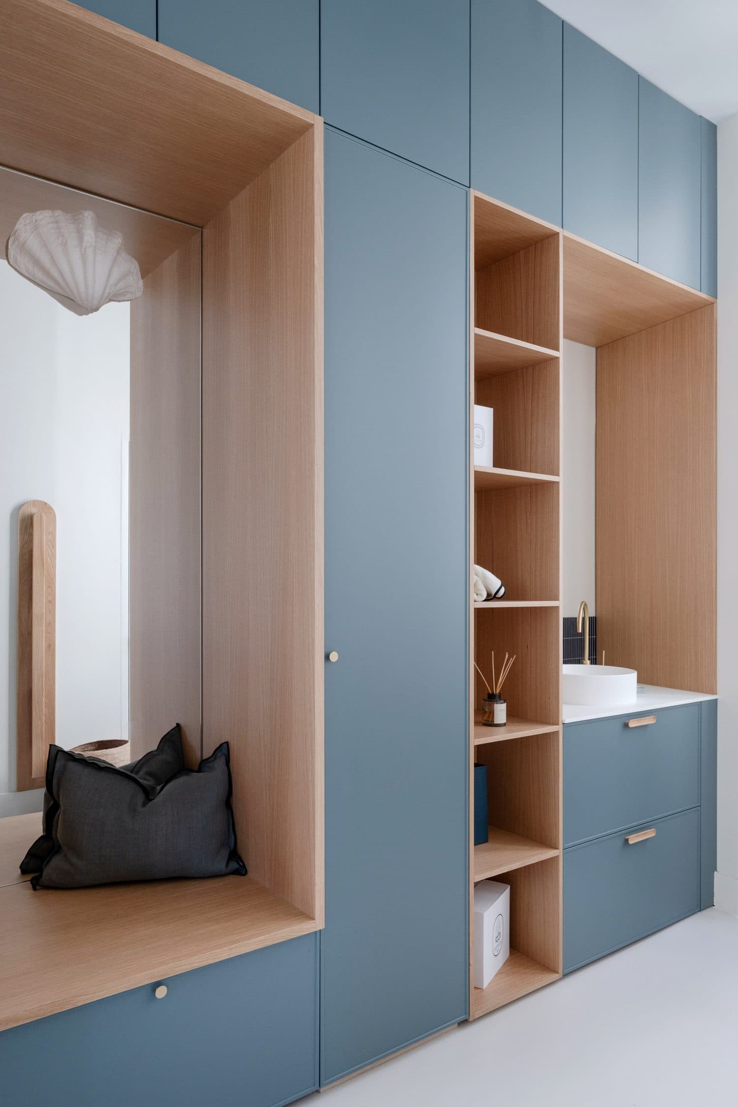 Dressing bleu, banc niche chêne et plan vasque intégré