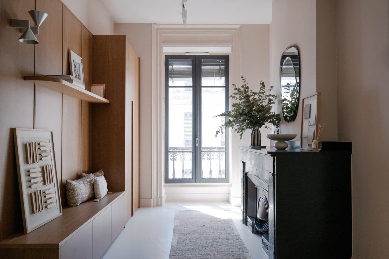 Entrée en chêne, banquette intégrée et cheminée