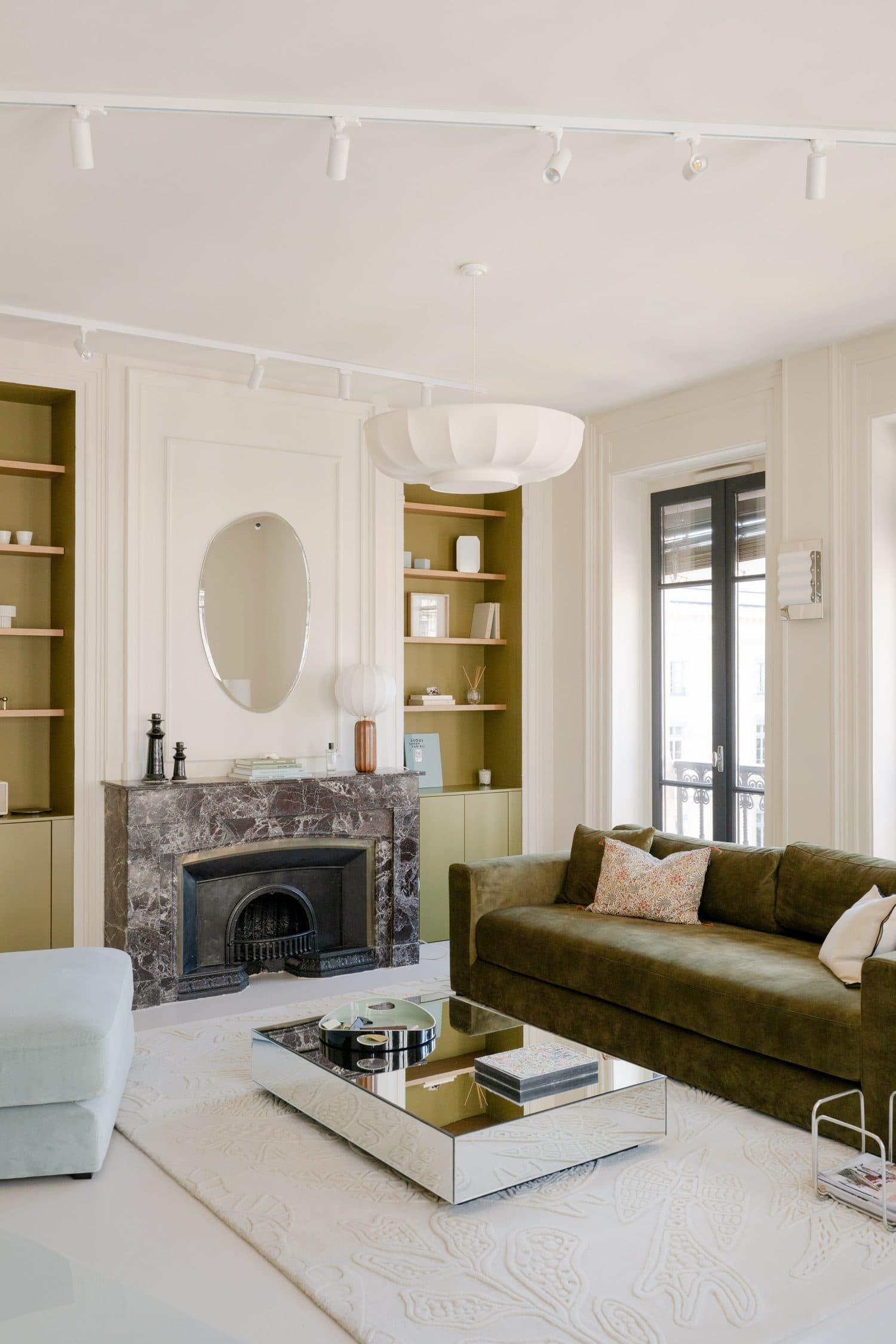 Séjour, niches vert olive et cheminée marbre