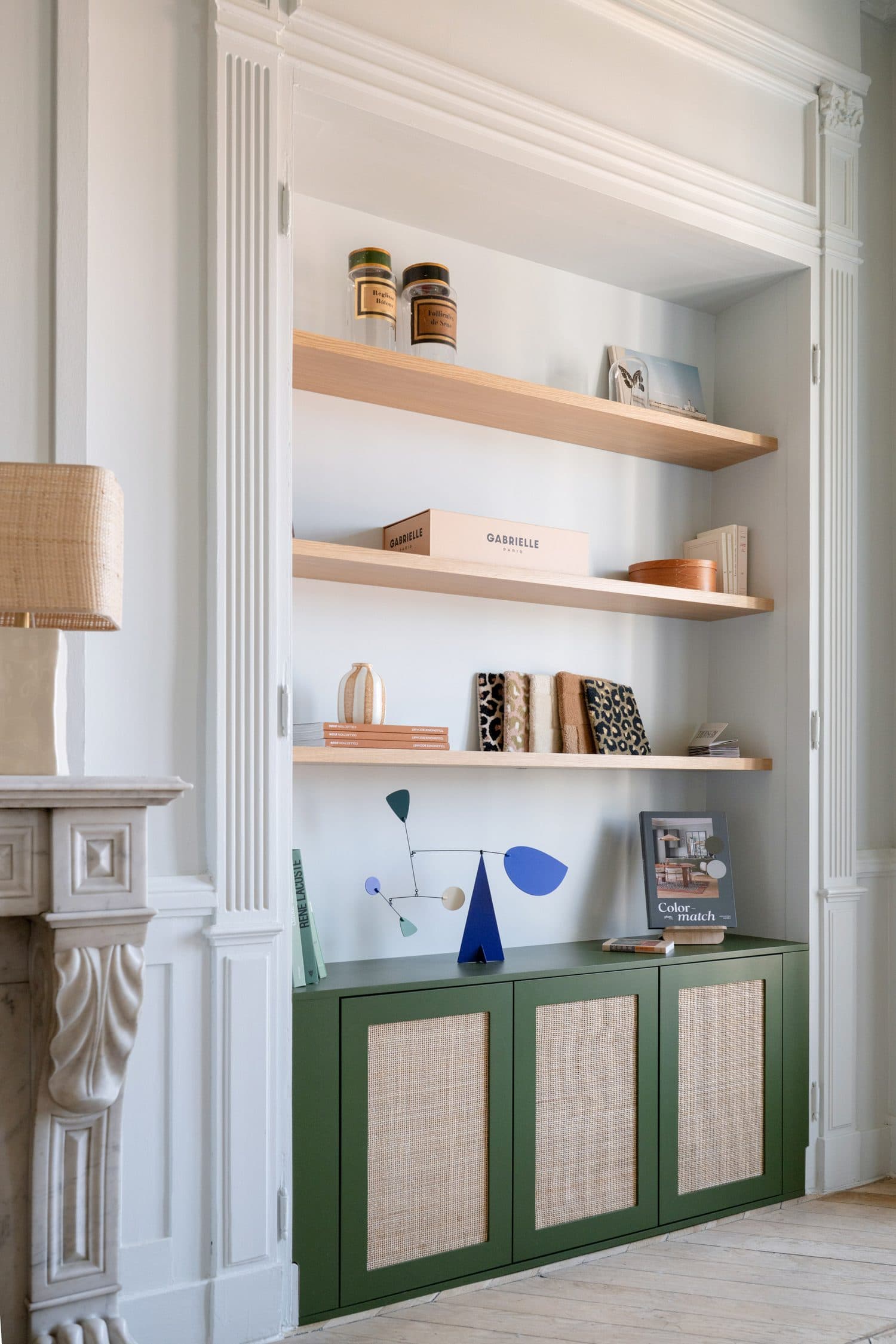 Séjour, deux niches, cheminée marbre et meuble bas vert cannage