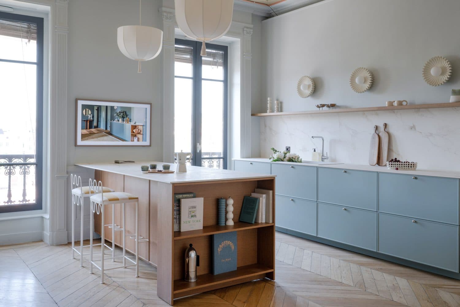 Cuisine bleu-gris, îlot bois et meubles bas bleus, plan marbre