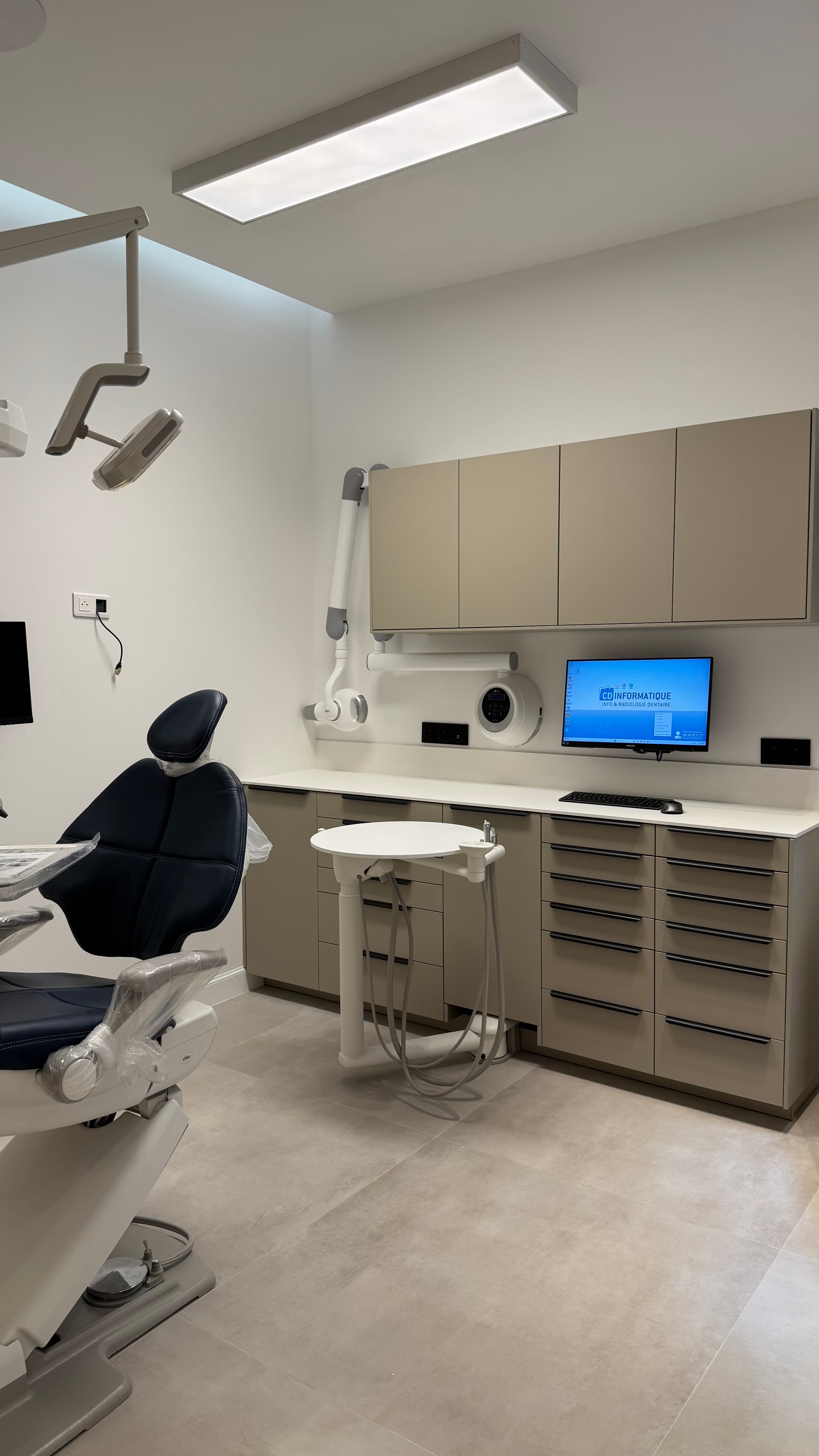 Salle de soins dentaire, fauteuil et meubles taupe sur-mesure