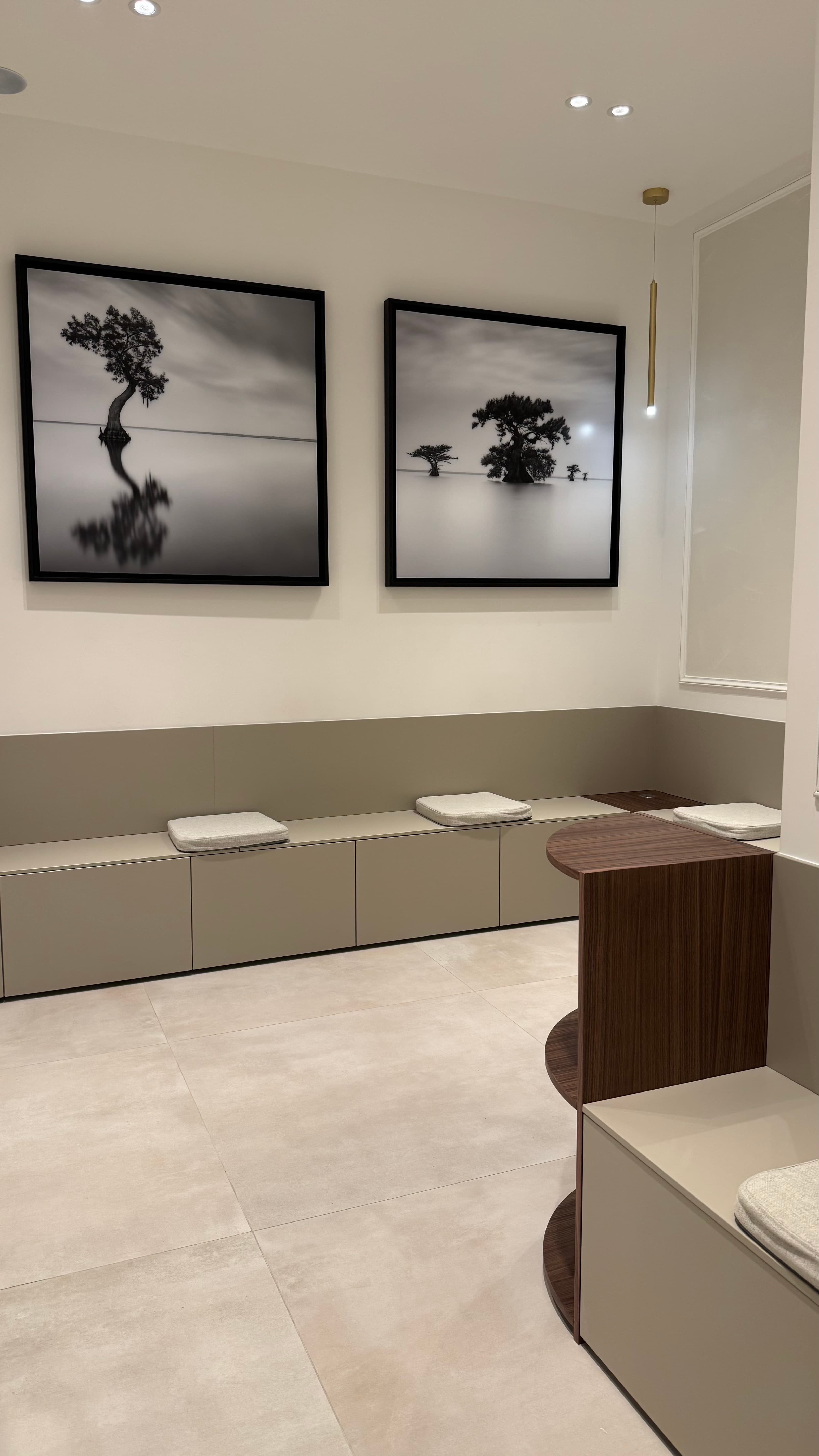 Salle d'attente de cabinet dentaire, banquette taupe et noyer