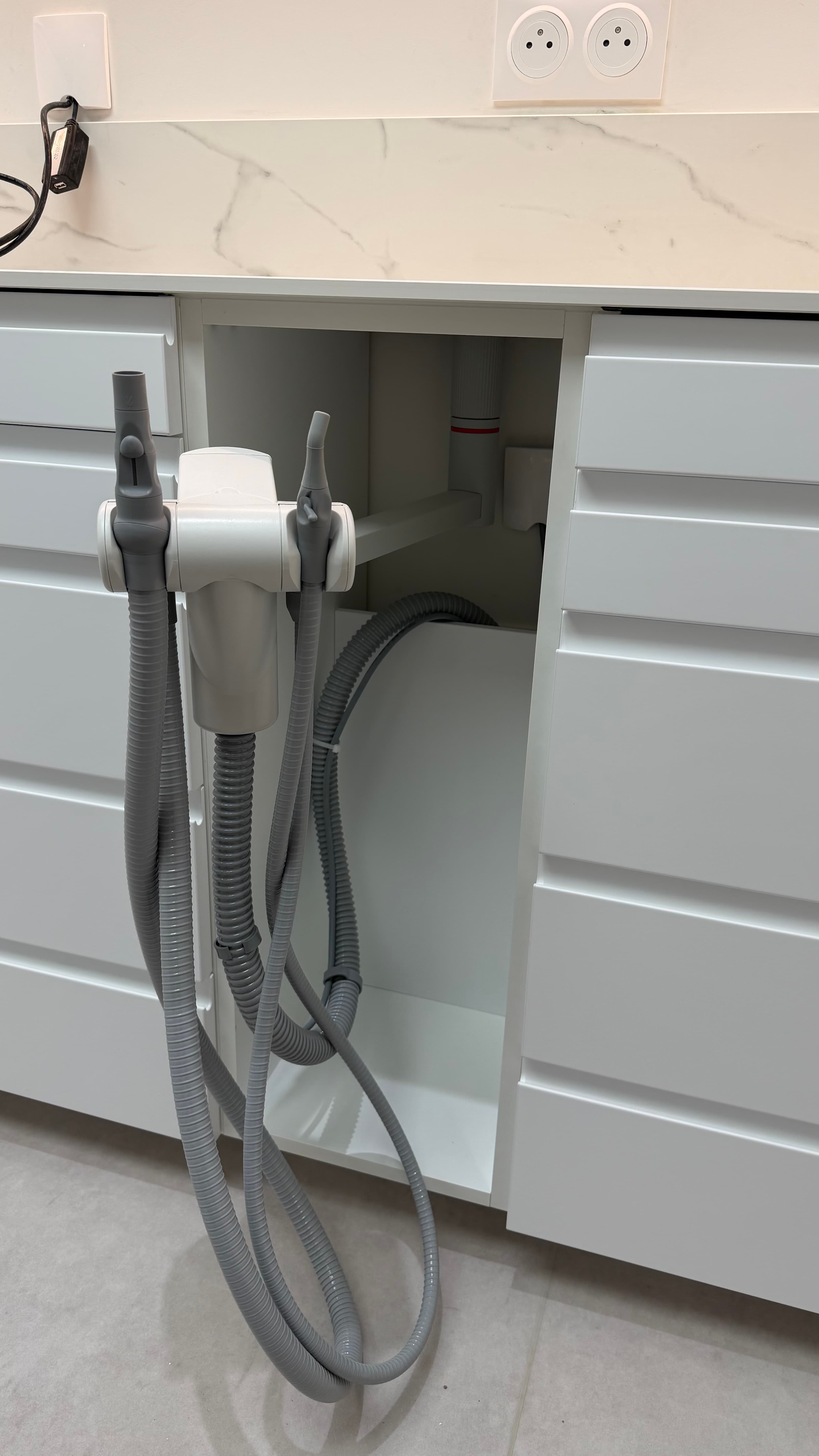 Rangement intégré pour instruments et flexibles dentaires