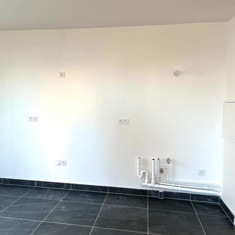 Mur nu avec attentes d'eau et prises, avant pose